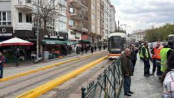 Tramvayın altında kalan kadın, yaralandı