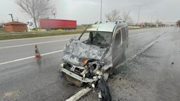 Sürücüsünün direksiyonda rahatsızlandığı araç, cip ile bariyerlere çarpıp alev aldı