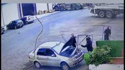 Alev alan otomobili oto yıkama tabancasıyla söndürdüler; o anlar kamerada