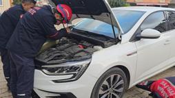 Otomobilin motor kısmına giren kediyi itfaiye ekipleri kurtardı
