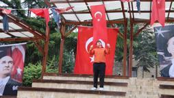 Ortaokul öğrencisi Çınar bayrakları tek tek düzelti, o anlar cep telefonu kamerasında