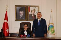 İzmir Valisi Elban, makamını 4’üncü sınıf öğrencisi Can'a devretti