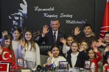 Özgür Özel, koltuğunu 5'inci sınıf öğrencisi Elisa'ya devretti