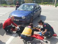 Otomobille çarpışan motosikletteki 2 kişi yaralandı