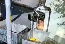 Avcılar’da kamyondan telefon hırsızlığı kamerada