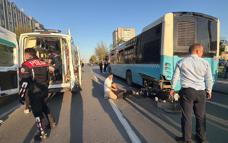 Motosiklet, duraktaki otobüse çarptı; 2 yaralı