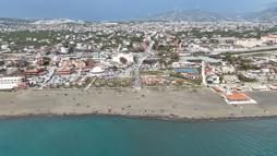 Hataylılar güneşin tadını sahilde çıkardı