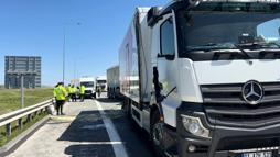 Çatalca'da 3 aracın karıştığı zincirleme kaza; TIR şoförü ağır yaralandı