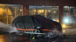 Şişli'de 34 katlı plazanın otoparkındaki elektrikli cip alev alev yandı