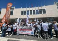 İzmir'de 4 belediyenin memurları, iş bırakıp CHP il binasına yürüdü