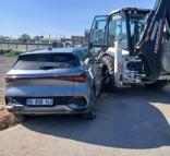 İş makinesine çarpan otomobilin sürücüsü yaralandı