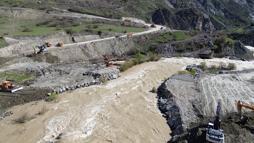 TSK, heyelanın kapattığı Hakkari-Van yolunda panel köprü kuruyor