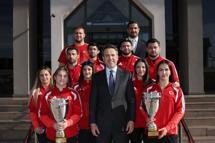 Bakan Bayraktar, Milli güreşçileri ağırladı