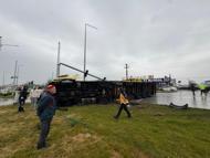 TIR aydınlatma direğine çarpıp, devrildi; 1 yaralı