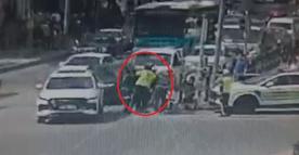 Nefes borusuna cisim kaçan moto kurye, polislerin ‘heimlich’ manevrası ile hayata tutundu; o anlar kamerada