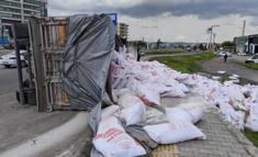 Un yüklü TIR'ın devrildiği kazada 4 kişi yaralandı