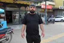 Hafif ticari aracın altındaki terliğini almak isteyen çocuk, son anda kurtarıldı - YENİDEN
