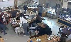 Restoranda nefes borusuna yiyecek kaçan çocuğu, Heimlich manevrasıyla kurtardı
