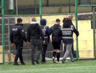 Orta hakemin yüzünden yumruklandığı maç tatil edildi; futbolcu gözaltına alındı