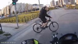 Ümraniye'de yaya geçidinden kırmızı ışıkta geçen bisikletliye otomobil çarptı; kaza kamerada