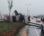 Aydınlatma direğine çarpan otomobilin sürücüsü yaralandı