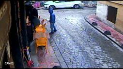 Taksim’de kafede oturan kadının cep telefonunu çalıp kaçtı; takiple yakalandı