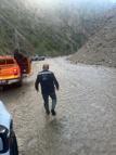 Kaval Deresi taştı, köy yolu ulaşıma kapandı