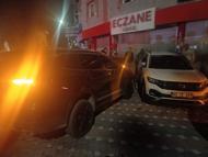 Kazaya karışan 2 araç savrulup, park halindeki 2 otomobile çarptı; 2 yaralı