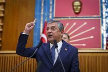 Özgür Özel: 'Bırak saraylara mermer olmayı, toprak ol bağrında güller yetişsin'