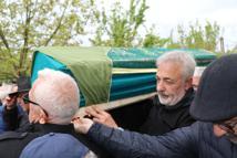 Oyuncu Mehmet Aslantuğ, annesini son yolculuğuna uğurladı