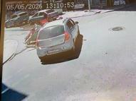 Otomobille motosikletin çarpıştığı kaza kamerada; 1 yaralı