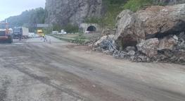 Artvin’de heyelan; sahil yolunda kontrollü ulaşım (2)