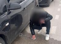 Sürücünün zabıtayı görünce attığı izmaritleri topladığı anlar kamerada