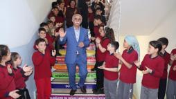 Emekliye ayrılan 47 yıllık öğretmeni 'Hatıran Yeter' şarkısıyla uğurladılar