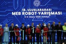 Robotlar, Antalya'da yarışıyor; 11 bin 200 katılımcı, 3 bin 600 robot sahnede