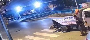 Kamyonet ile motosiklet çarpıştı: 2 yaralı; kaza anı kamerada