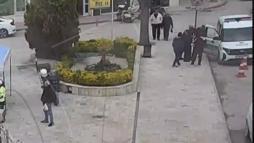Polislerin ‘heimlich’ manevrası ile hayata tutundu; o anlar kamerada