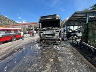 Akaryakıt istasyonunda mazot yüklü tanker alev aldı; 3 araç yandı