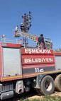 Tamir etmek için çıktığı elektrik direğinde akıma kapılıp mahsur kaldı