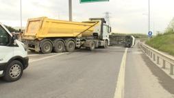 Başakşehir'de devrilen araçta mahsur kalan şoförü kazaya karışan hafriyat kamyonu şoförü kurtardı