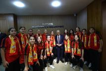 Başkan Büyükkılıç Süper Lig’e yükselen kadın futbol takımını ağırladı