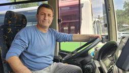 Emekleyerek otobüse binen kız çocuğunu fark eden şoför, o anları anlattı