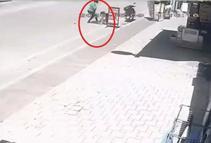 2 yaşındaki çocuğu, sokak ortasında tekmeledi