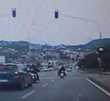 Motosikletin yayaya çarpması sonucu 2 kişi yaralandı; kaza anı kamerada