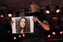 Haluk Levent, konserde Gülistan Doku’nun posteri açıp türkü seslendirdi