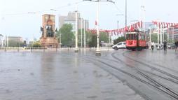 Taksim’de yağmura yakalananlar çanta ve kartonla korunmaya çalıştı