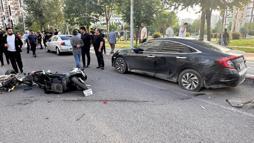 Park halindeki otomobile çarpıp ikiye bölünen motosikletin sürücüsü yaralandı