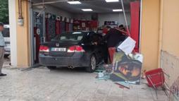AFren yerine gaz pedalına bastı, ziyarete gittiği arkadaşının iş yerine otomobille girdi