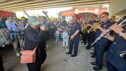 Balkan Pazarı, bando konseri ile renklendi; turistler dans edip, göbek attı