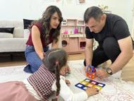 Görme engelli anne, kızına okuyabilmek için kabartma kitap hazırlıyor